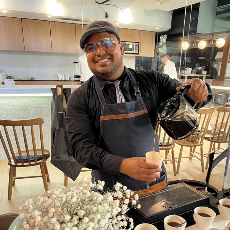 Por Brindar Baristas Expertos, Cercanos y Atentos