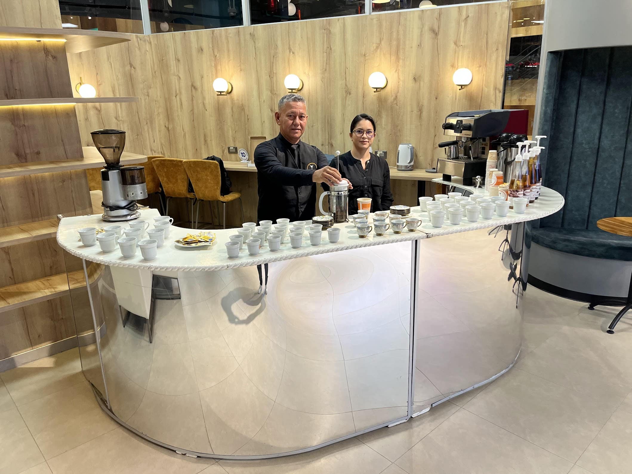 Por Asesorar y Brindar Estaciones y Bebidas a la Medida